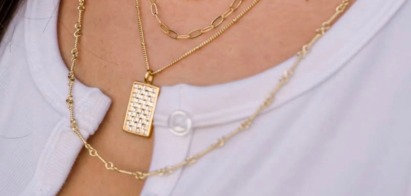 Gold Checkered Crystal Pendant Necklace – Luxury With a Modern Edge